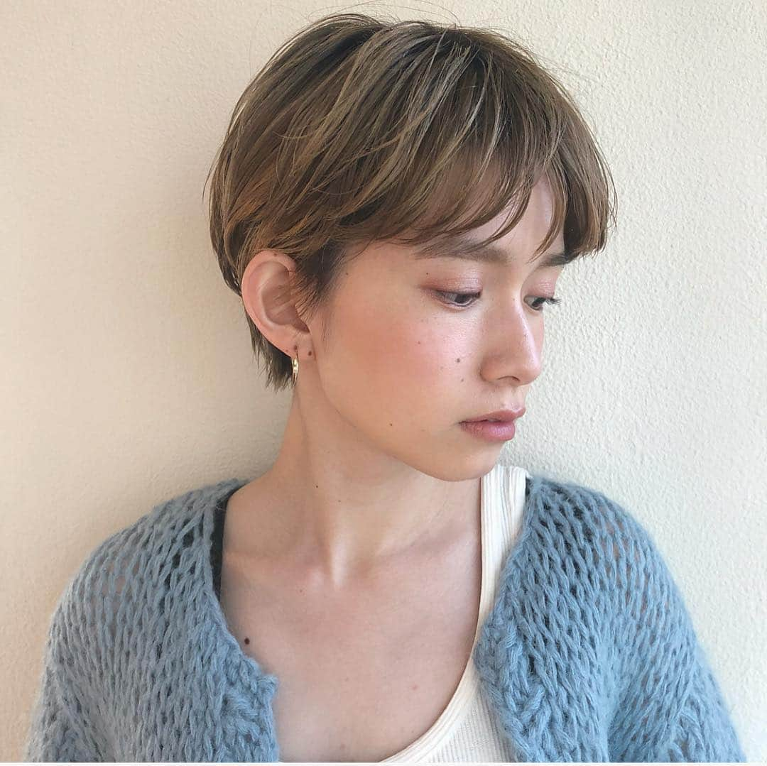 Yanagihara Hirokiさんのインスタグラム写真 - (Yanagihara HirokiInstagram)「イマドキ ショート ・ 前髪ありのミニマムなショートヘア ・ 🔖襟足の収まりが良くなった 🔖乾かすのが楽になった 🔖周りから好評 と喜びの口コミをいただいています。 ・ ・ インスタではショートスタイルもおおいですが是非お任せ下さい。 ・ 暗髪でもオシャレなショートヘア ・ １㎜までこだわる顔周りのカット ・ 美容室で思ったより時間がかかってしまってる方、スピーディな技術で丁寧にさせていただきます。 ・ #髪型改善 #髪色改善 #ショートヘア #ハンサムショート #ショートカット #ブルージュ #グレージュ #チャイティーカラー #オーラリー」3月14日 22時43分 - yanagihara_hiroki