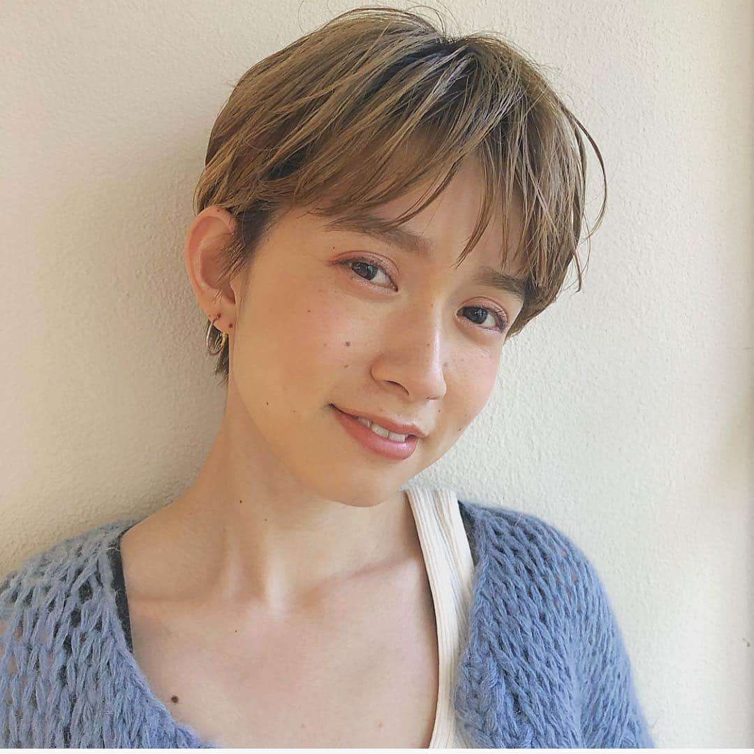 Yanagihara Hirokiさんのインスタグラム写真 - (Yanagihara HirokiInstagram)「イマドキ ショート ・ 前髪ありのミニマムなショートヘア ・ 🔖襟足の収まりが良くなった 🔖乾かすのが楽になった 🔖周りから好評 と喜びの口コミをいただいています。 ・ ・ インスタではショートスタイルもおおいですが是非お任せ下さい。 ・ 暗髪でもオシャレなショートヘア ・ １㎜までこだわる顔周りのカット ・ 美容室で思ったより時間がかかってしまってる方、スピーディな技術で丁寧にさせていただきます。 ・ #髪型改善 #髪色改善 #ショートヘア #ハンサムショート #ショートカット #ブルージュ #グレージュ #チャイティーカラー #オーラリー」3月14日 22時43分 - yanagihara_hiroki