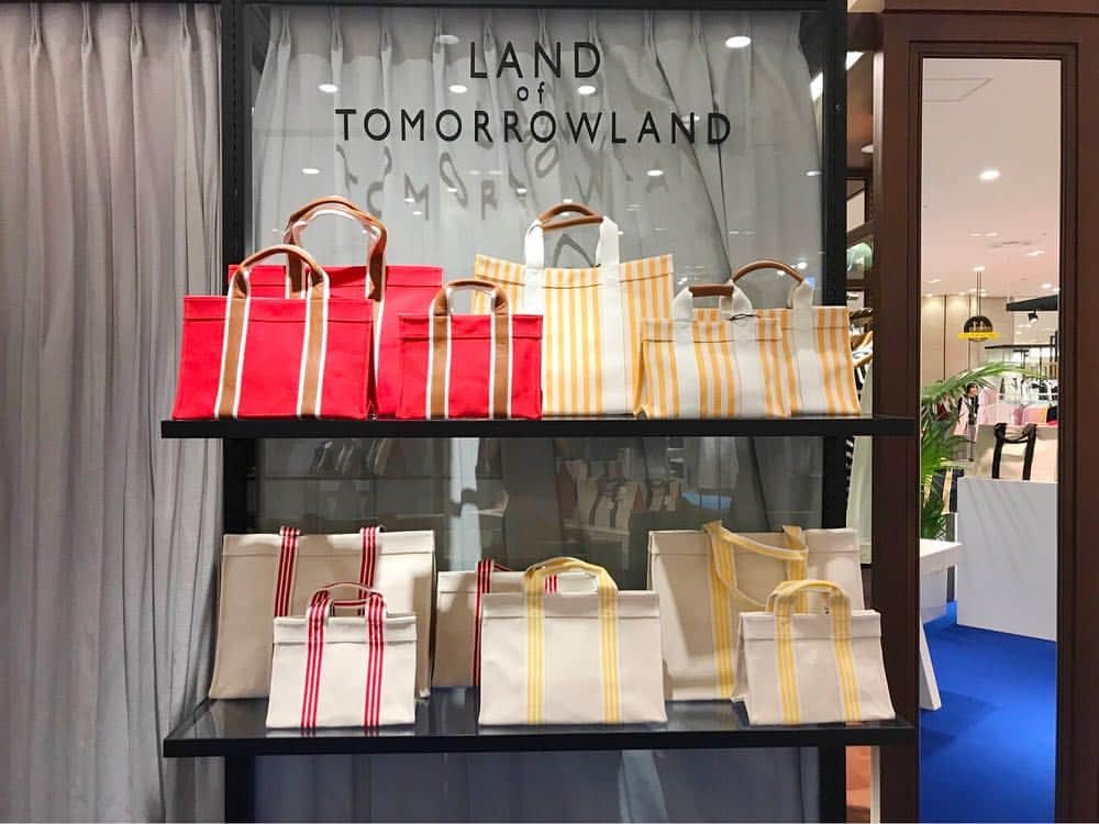 TOMORROWLAND_Womensさんのインスタグラム写真 - (TOMORROWLAND_WomensInstagram)「〈RUE DE VERNEUIL POP UP STORE〉 ランドオブトゥモローランドでは3月26日（火）までの期間、「RUE DE VERNEUIL POP UP STORE」を開催中です。 . PVC 33039203110 / ¥19,500+TAX . Blue(手前から) 3303923180 / ￥25,000+TAX 33039203179 / ￥27,000+TAX 33039203184 / ￥31,000+TAX . Leopard(左から) 33039203201 / ￥31,000+TAX 33039203106 / ￥26,000+TAX 33039203105 / ￥25,000+TAX . Navy×khaki(左から) 33039203109 / ￥31,000+TAX 33039203106 / ￥26000+TAX 33039203199 / ￥25000+TAX  インテリア・建築の経歴を持つデザイナーVincenti Ribatが2014年に立ち上げたフランスのバッグブランド〈RUE DE VERNEUIL〉。 シンプルでエレガントなものづくりをコンセプトに2019年春夏ではカラフルな色使い様々な素材を使用し、旅を連想させるコレクション。 夏のご旅行や普段使いにお気に入りの1点を見つけてみてはいかがでしょうか。 #tomorrowland_jp #tomorrowland_womens #tomorrowland #fashion #ruedeverneuil」3月14日 22時42分 - tomorrowland_womens