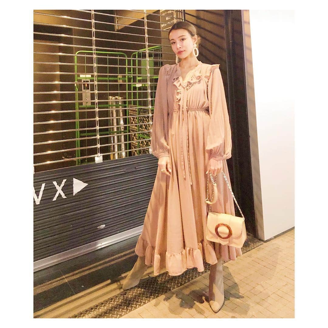 難波サキさんのインスタグラム写真 - (難波サキInstagram)「昨日のAmeba fresh TV衣装🌷 Special thx♡ One-piece & Pierce  #valmuer  Bag #MURUA ・ このワンピの裾フレアのボリューム感。好きっ〜！#ワンピース大好き （笑）それと最近ワントーンコーデ好きみたい👀」3月14日 22時42分 - sakinanba