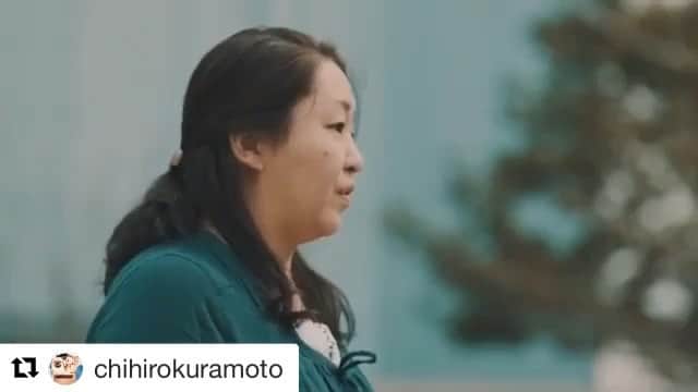 のインスタグラム：「・ そんな季節かぁ と見返す時期 🌸 お友達の仕事でしたが 今でも 大好きな作品です 丁度 上京するとき ☺️ 全編は @chihirokuramoto のインスタで 🥰 ・ 家族って 近くにいると分かんないけど 大事だよねぇ👩🏻#Repost @chihirokuramoto (@get_repost) ・・・ これは三年前の作品なんですが、この仕事を始めて一番心にのこってる作品です。 卒業シーズンに毎年思い出して 見返してます。 これは実の母、おじいちゃん、 おばちゃんも出演していて 母がモニター越しでスピーチ してくれるのは本当のサプライズでした。 本当に自然に涙が出てきた作品です。 連投になりますが、よかったら見てみて下さい！ #syncyell #au」