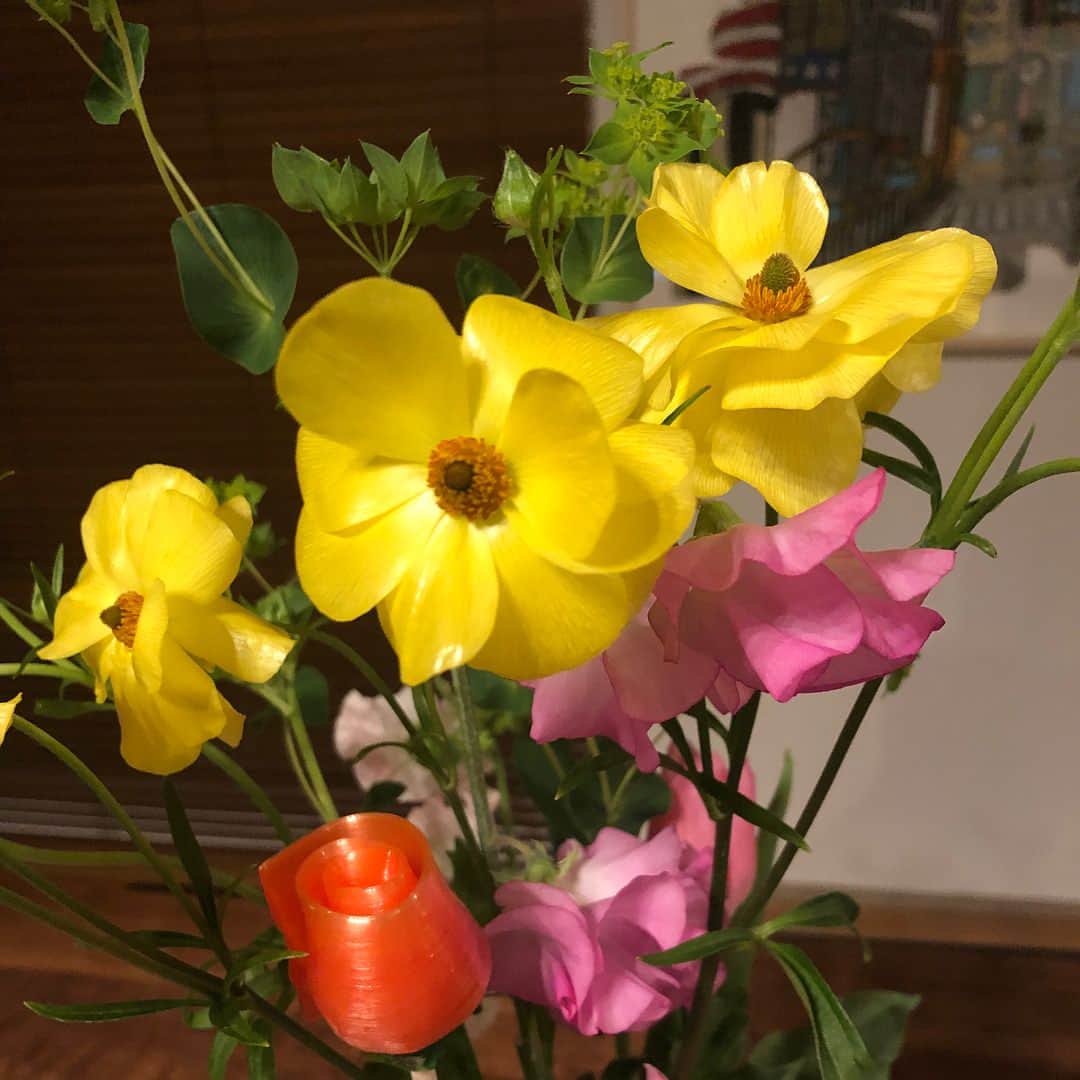 イモトアヤコさんのインスタグラム写真 - (イモトアヤコInstagram)「・ #とあるQUEENから頂いちゃった #ハッピーホワイトデー #さて食べられるお花はどこでしょうか #結子さんありがとう #結子さんお疲れさまでした」3月14日 23時00分 - imotodesse