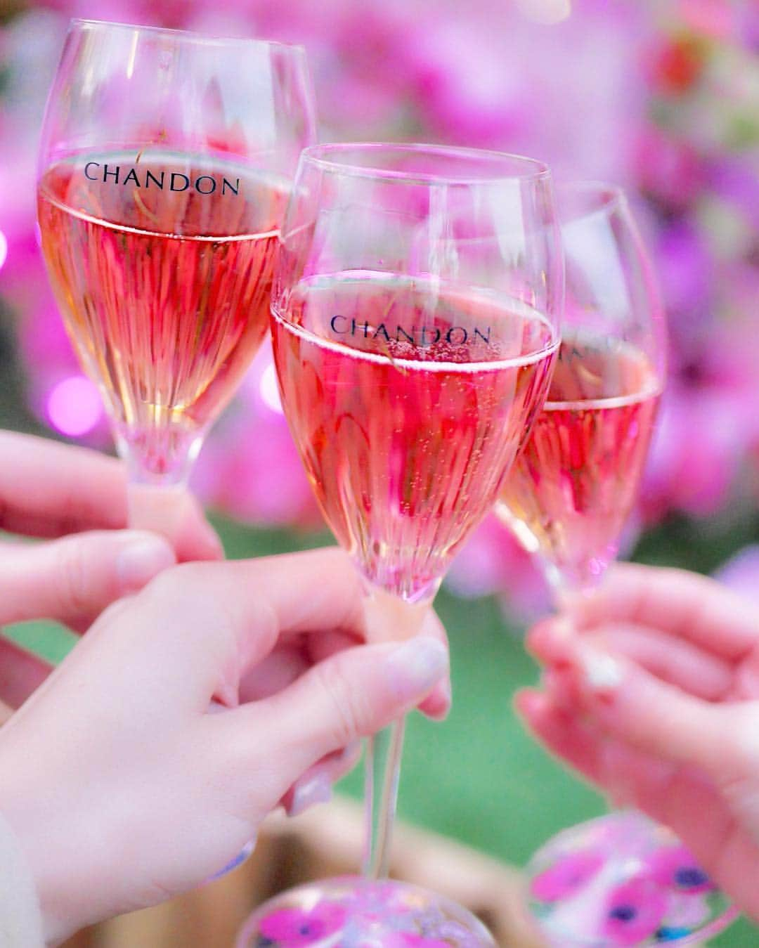 西村笑花さんのインスタグラム写真 - (西村笑花Instagram)「#🥂 ・ ・ 🌸🥂 CHANDON BLOSSOM LOUNGE 🥂🌸 オープニングセレモニーに行かせて頂きました♡ ・ 明日、3月15日～4月14日の期間限定で 六本木の東京ミッドタウンガーデンにて 開催されているよ〜🥂✨ ピンクのシャンパンにお花柄のグラス可愛かった〜♡ また桜咲いたらゆっくり行きたいな〜！🌸 #お花見シャンドン #OHANAMICHANDON #champagne #CHANDON #sakura #tokyomidtown #お花見 #東京ミッドタウン #🌸 #えみかぐるめ」3月14日 22時56分 - emika_nishimura