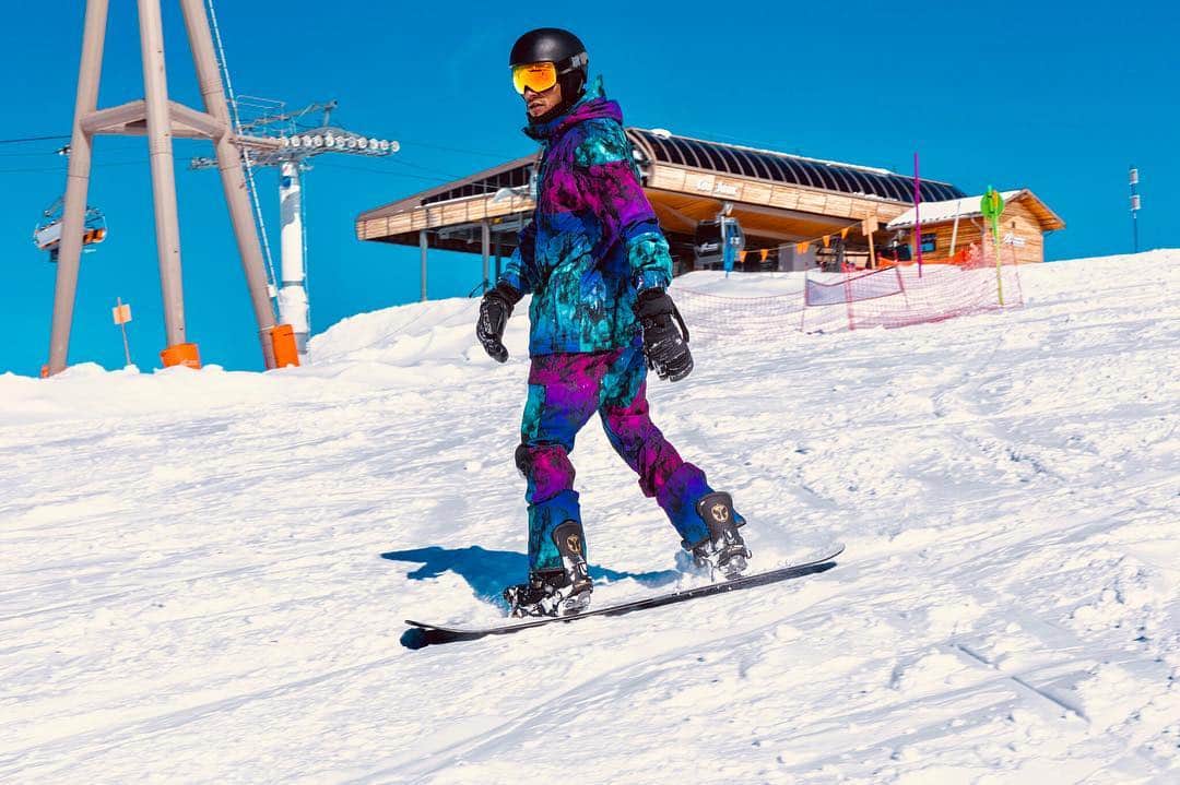 サネリー・ジェームズのインスタグラム：「🏂...See you 6pm at the mainstage @tomorrowlandwinter .. Can’t wait!!」