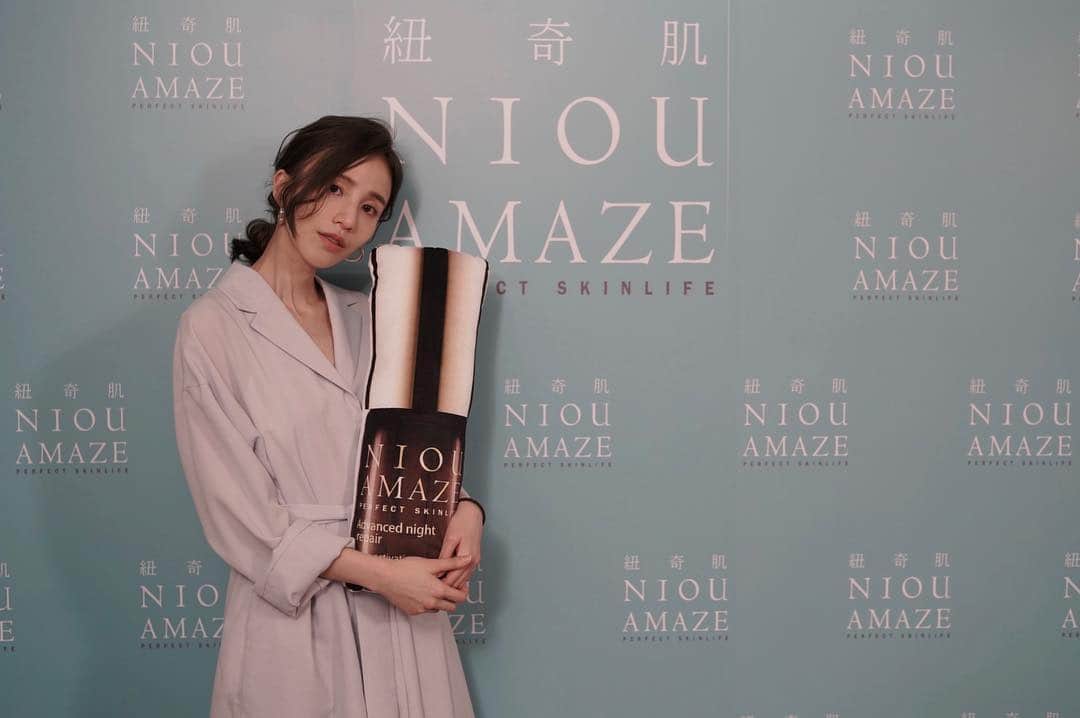 チャン・チュンニンのインスタグラム：「前陣子體驗到紐奇肌保養品的厲害 後 這次記者會上聽到品牌故事後 更讓人深刻感動 紐奇肌每款保養品 標明的數字都是使用順序光這ㄧ點就貼心到不行😍 - 現場也聽到大家使用明星產品3號瓶的心得分享 以及看到董事長完美的肌膚後 再次見證到3號瓶強大魅力 - 現場還有洗髮保養系列 超級吸引人 好險在扭蛋機有轉到了試用品😏 當晚洗澡馬上使用 🛀🏻也好喜歡💕  紐奇肌真的是我看過短時間內最有感的保養品牌 - #紐轉奇肌力量#犯規美肌密碼 #紐奇肌#生醫級膠原蛋白 @niouamaze」
