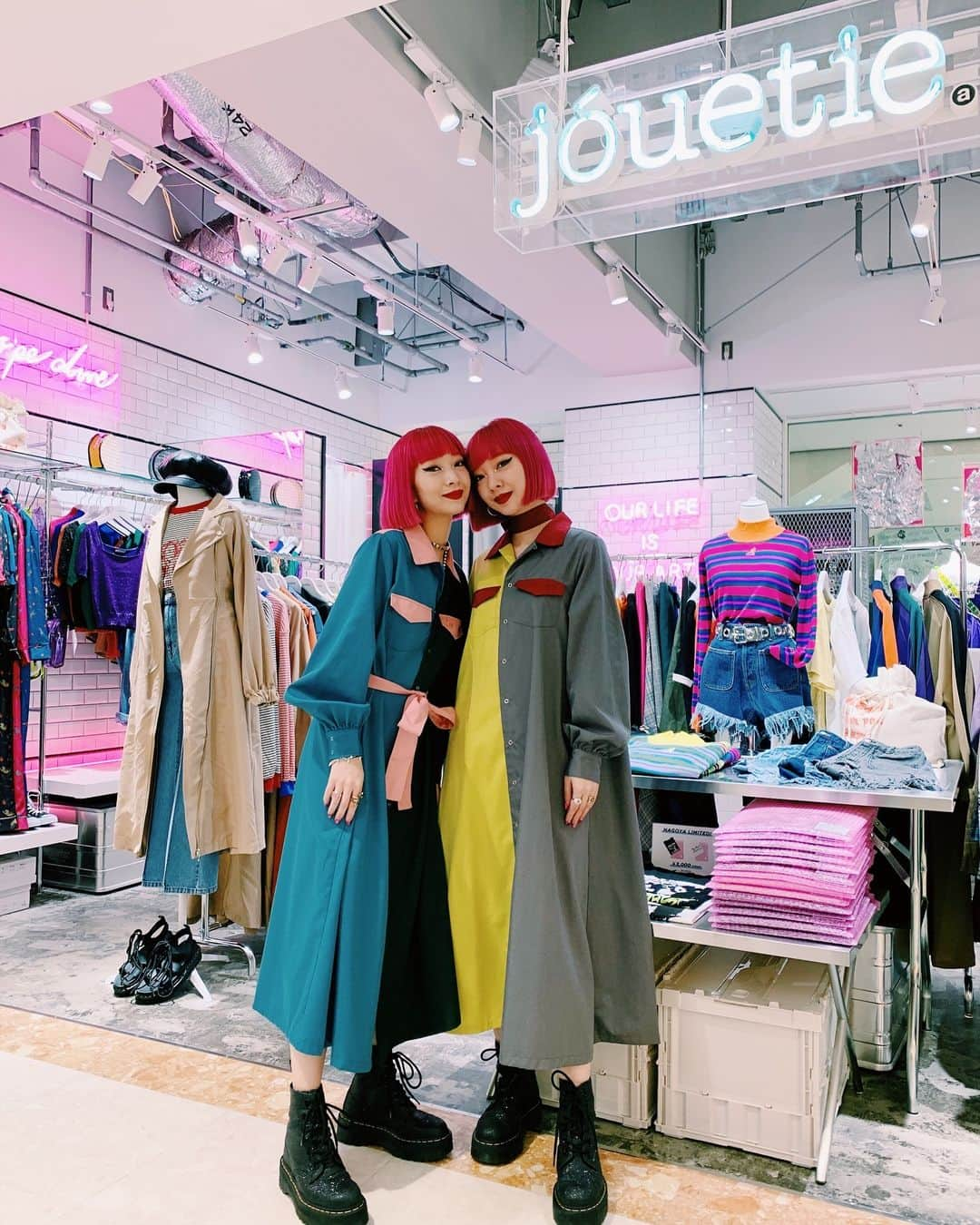 AMIさんのインスタグラム写真 - (AMIInstagram)「本日 @jouetie_official  名古屋PARCO renewal openでした💐  朝からたくさんの方が並んでopenに駆けつけて下さりました。  駆けつけてくれたみんなの言葉や笑顔や涙を見る度に、胸が熱くなって。  名古屋でのイベントは3年ぶりくらいで renewalするここまでの道のりはとても長かったけど、今日この日まで一緒に一生懸命頑張ってきたSHOP STAFFや本社のSTAFFのみんなの努力があって、今日が迎えられたと思います。  そして jouetieを好きで居てくれるみんなの支えのおかげで今のjouetieがあります。  ファッションを自由に楽しむことや、冒険すること、ファッションを通して自信を持てたり、新しい自分に出会えたり、そのきっかけになっていくこと。 そしてそれが人生に少しでも彩りを与えられるように。 ファッションを通してHappyを届けられるように。 それはブランドを立ち上げた9年前から、 ずっと変わっていません。 jouetie のお洋服にはそんな私達の大切な"想い"がたくさん込められています🌹  これからも"想い"を大切にお洋服を作っていきたいし、人との繋がりも大切にしていきたい。  みんなの笑顔や言葉が 最高の1日を作ってくれました。 本当に幸せ😌✨ 一生懸命想いを伝えてくれてありがとう。 jouetie に出会ってくれて ありがとう。🌹 今日の日のこと、 絶対忘れない、人生の糧です❤️💐 #jouetie  #名古屋PARCOrenewalopen #ありがとう」3月14日 23時51分 - amixxamiaya