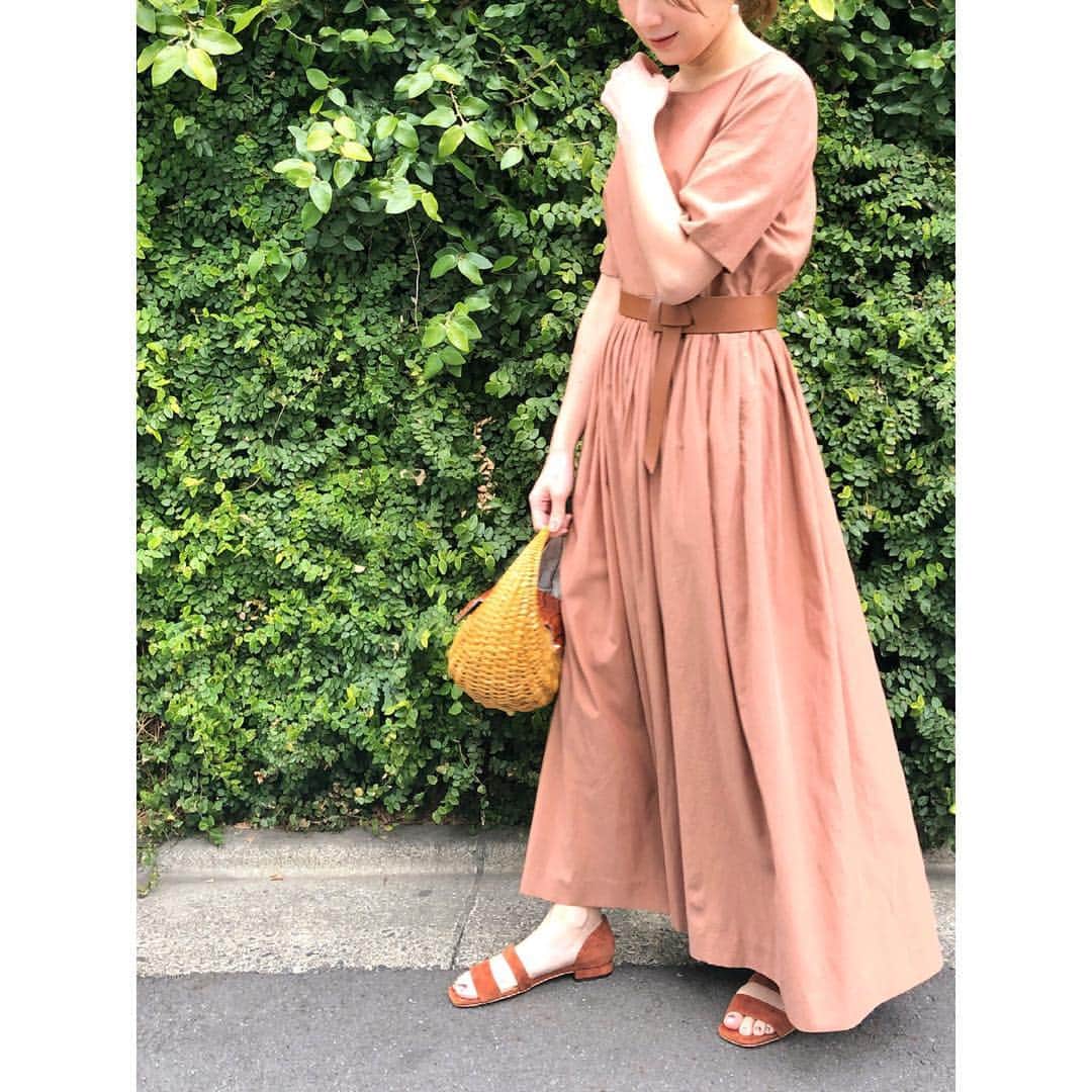 のインスタグラム：「＊new arrival＊新作ワンピース ラスティックなカラーが新鮮な春ワンピース入荷です♪ ・ 滑らかな肌触りと上品な表情のコットンリヨセル素材を使用して、スカートのボリューム感はありながらも広がり過ぎない大人にワンピースになっています🧡 ・ 今年はジャケット＋ワンピのコーディネートが新鮮なので、袖はシンプルに羽織りやすく。 ・ ウエストは細過ぎないストンとしたシルエットなので、自分の体に合わせてベルトマークもおすすめのワンピコーデ🌸 ・ 腰位置が高く脚長なので、フラットシューズとも相性抜群です♪ とても、着やすく着心地も良いので店頭で是非ご覧下さい！！ webの入荷はもう少しお待ち下さいませ❤︎ ・ dress ¥25000＋tax shoes ¥16000＋tax belt ¥6800＋tax #lapiece  bag #capaf ・ ・ ・ #tiaramelrose #dress #dresstime  #springdress #春ワンピース #ワンピース👗 #春コーディネート #ワンピースコーディネート #春新作 #綺麗めカジュアル #綺麗めコーデ #きれいめワンピース #オトナ女子コーデ #きちんとコーデ #マキシワンピース」