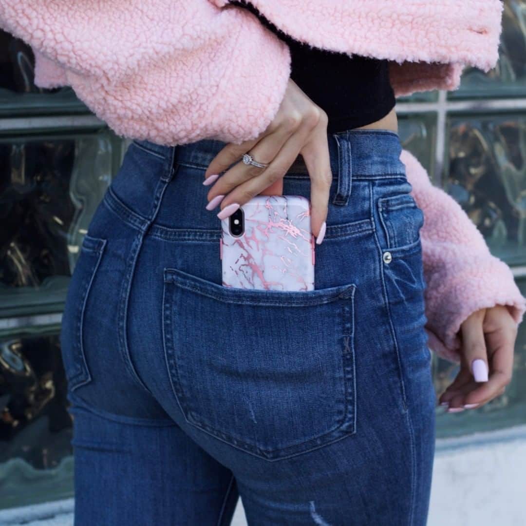 VELVETCAVIARさんのインスタグラム写真 - (VELVETCAVIARInstagram)「White Marble Pink Chrome ✔️ Drop-test approved ✔️⠀⠀⠀⠀⠀⠀⠀⠀⠀ Pocket-friendly ✔️⠀⠀⠀⠀⠀⠀⠀⠀⠀ ⠀⠀⠀⠀⠀⠀⠀⠀⠀ Have you shopped our Marble Collection yet? Get yours @velvetcaviar. #velvetcaviar #marble」3月14日 23時01分 - velvetcaviar
