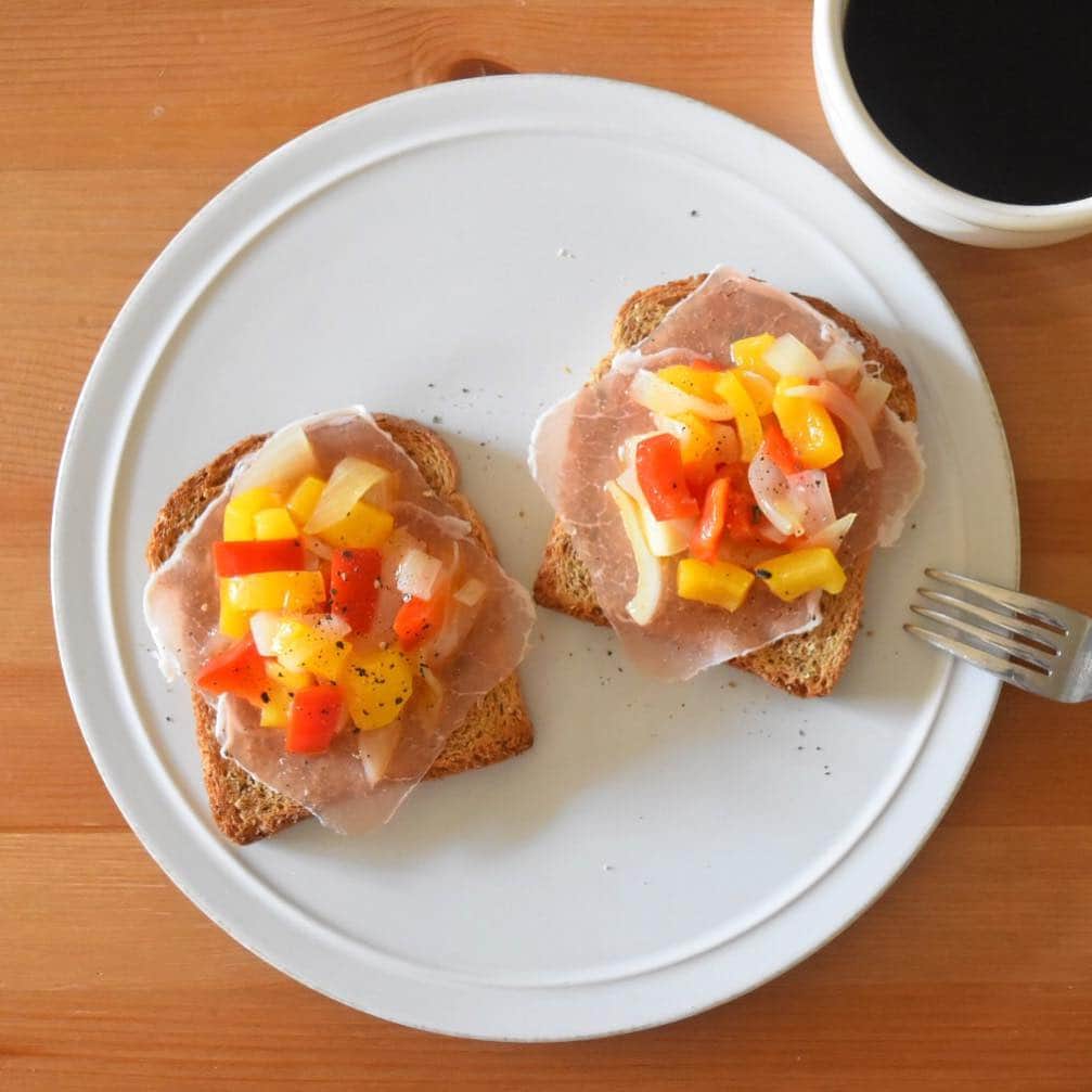 山崎佳のインスタグラム：「Today’s breakfast. パプリカのマリネと生ハム。」