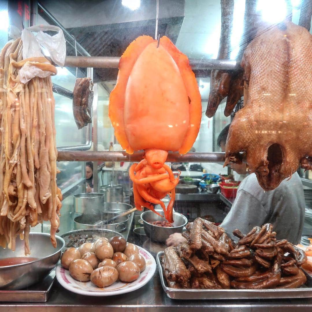 ベリッシモ・フランチェスコさんのインスタグラム写真 - (ベリッシモ・フランチェスコInstagram)「Delicious😋 Alien at Xin Quan Fa Teow Chew Restaurant, Hong Kong👽🦑🍜 新泉發潮州飯店に遊びに来ました！美味い😋Aho! L’attore di Independence day!!!😂 #ベリッシモ #料理研究家 #francescobellissimo #chef #tvchef #celebritychef #china #darcinese #hongkong #mongkok #イカ #宇宙人 #alien #ufo #indipendenceday #cucinacinese #chinesefood #foodporn #streetfood #pictureoftheday #香港 #新泉發潮州飯店 #xinquanfateowchew #chinesestyle #vip #luxurylifestyle #gourmet」3月14日 23時08分 - bellissimoyoshi