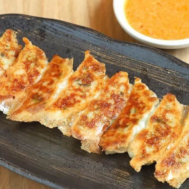 のインスタグラム：「生姜の香りが口いっぱいに広がるこちらの餃子は、特製味噌だれとの相性が抜群！ ニラとニンニクを使用していないため、女性から多くの支持を集める人気メニューだ。 #東京カレンダー #東カレ #tokyocalendar #銀座 #餃子歩兵銀座店 #生姜ぎょうざ」