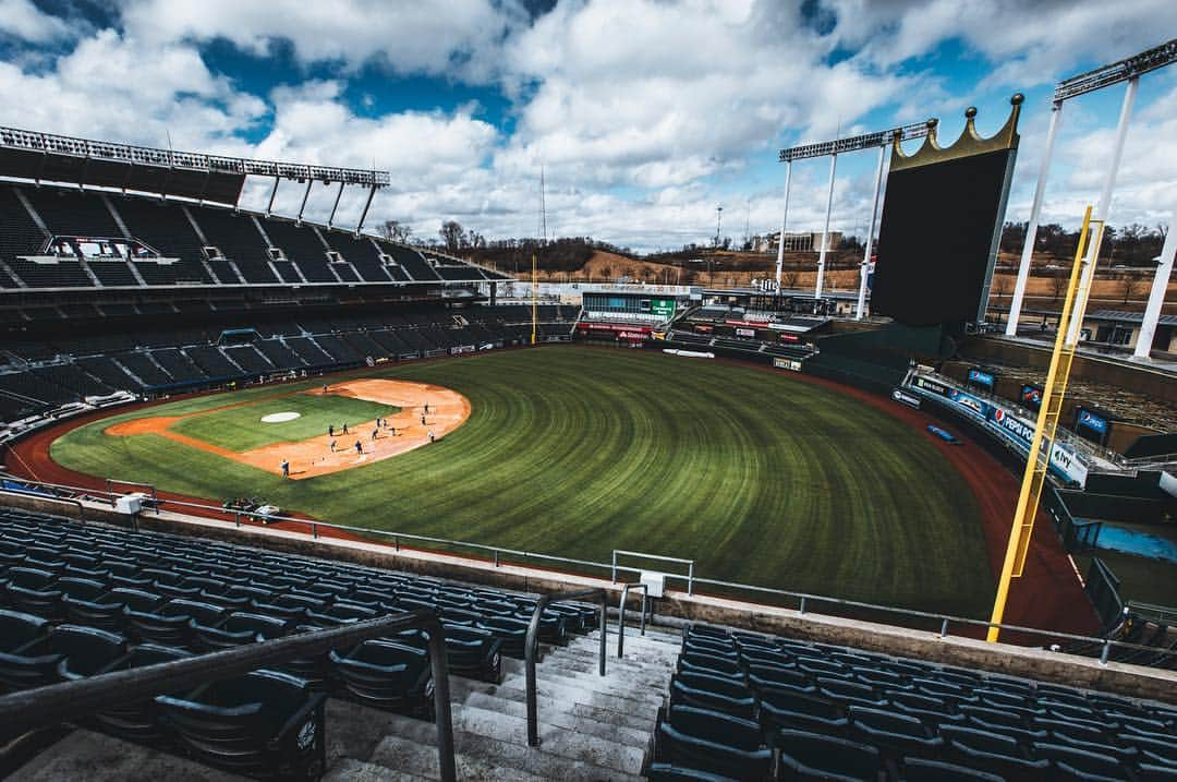 カンザスシティ・ロイヤルズさんのインスタグラム写真 - (カンザスシティ・ロイヤルズInstagram)「We see you working on that baseball weather, Mother Nature! #AlwaysRoyal 👀」3月14日 23時12分 - kcroyals