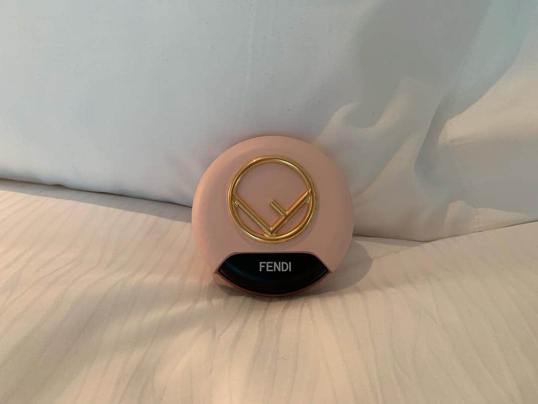 のインスタグラム：「#whiteday at #conradtokyo . #gift from #italy .#fendi #wireless #headphones」