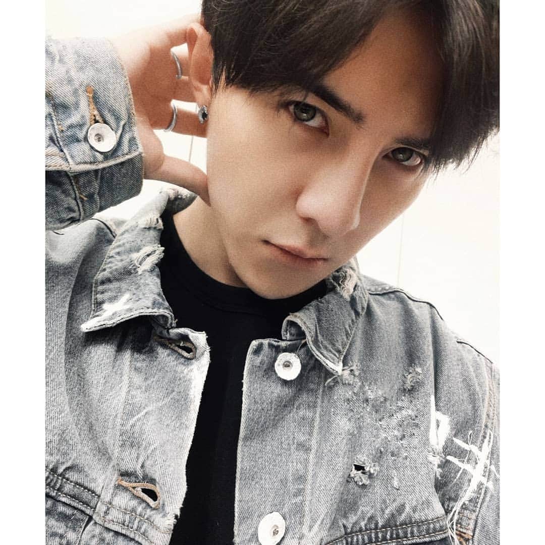 ダンソン・タンのインスタグラム：「嗯 情人節快樂 ♠ #DT #唐禹哲  #SEVENDAYS  #HOTHEART  #白色情人節 也希望妳們喜歡這次為妳們設計的 @seven_7_days 耳環 好看不」