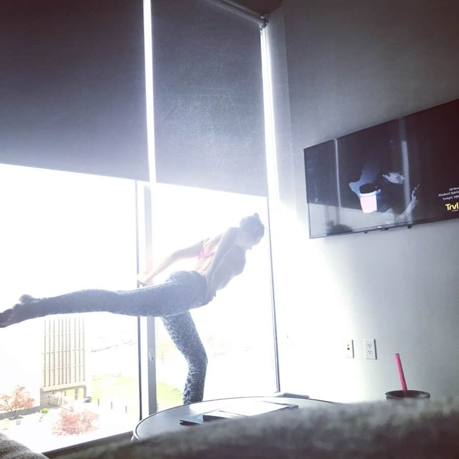 ジュリー・マクニヴンさんのインスタグラム写真 - (ジュリー・マクニヴンInstagram)「#paramornmalballet 🤣 woke up as a brunette in Atlanta and started my day with some @xtend_barre and #kindredspirits.  I am LOVING @andreaxtendbarre ‘s program on the @myopenfit app. You make me feel like the ballerina I never was. #notanad I just love the program and I love #kindredspirits. 😜」3月14日 23時19分 - juliemcniven