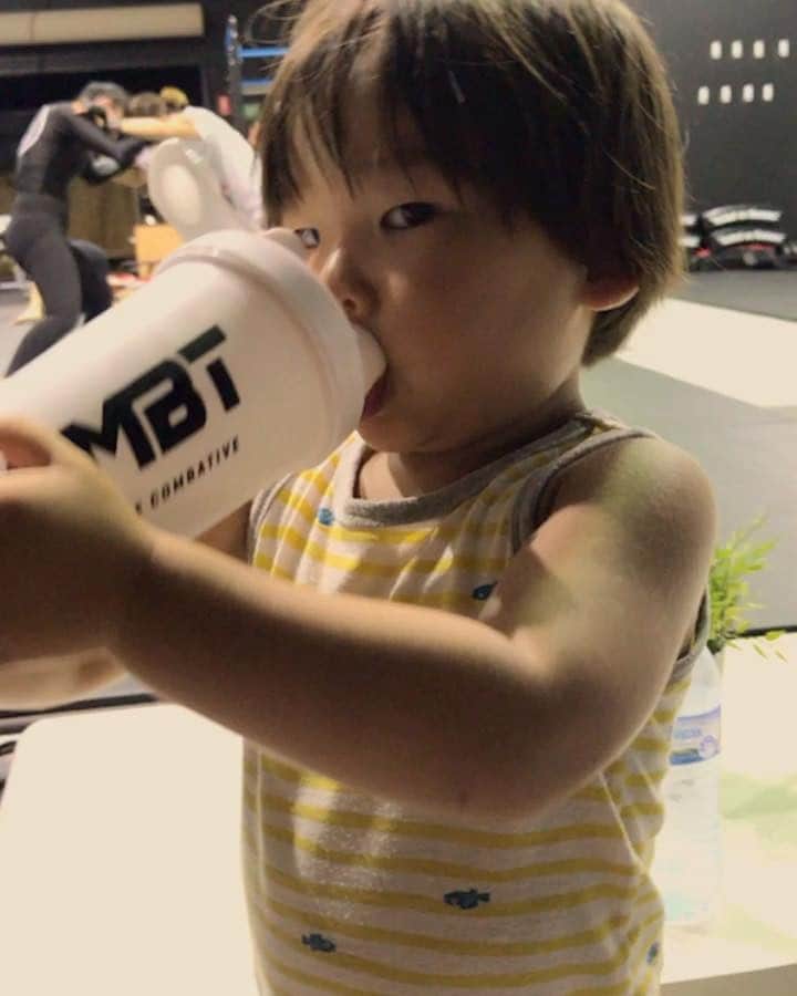 のインスタグラム：「プロテイン男子😊 Kyle like protein!!!! @megumilk0623  #プロテイン男子 #muscle #マッスル #baby #myboy #myson #かいるまる #4月生まれ #2歳 #プロテイン好き #apextrainingacademy #cmbt」