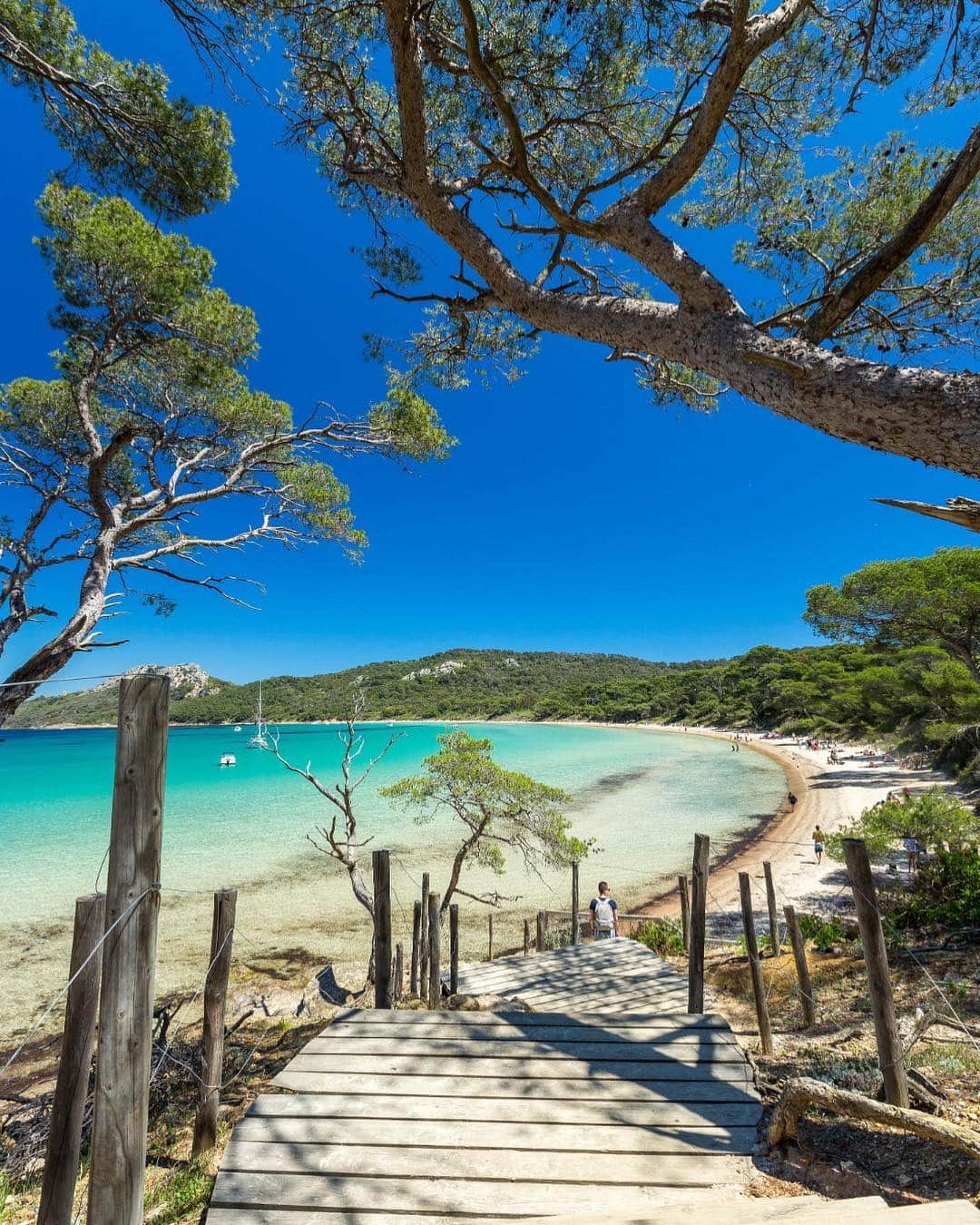 Vogue Parisさんのインスタグラム写真 - (Vogue ParisInstagram)「It takes 30 minutes walking to reach Notre-Dame beach in Porquerolles, a hidden jewel on the Mediterranean coast. Summer is just around the corner and to battle the grey skies, we've found the 17 most beautiful beaches in France, on Vogue.fr today. #Beach #Summer」3月14日 23時24分 - voguefrance