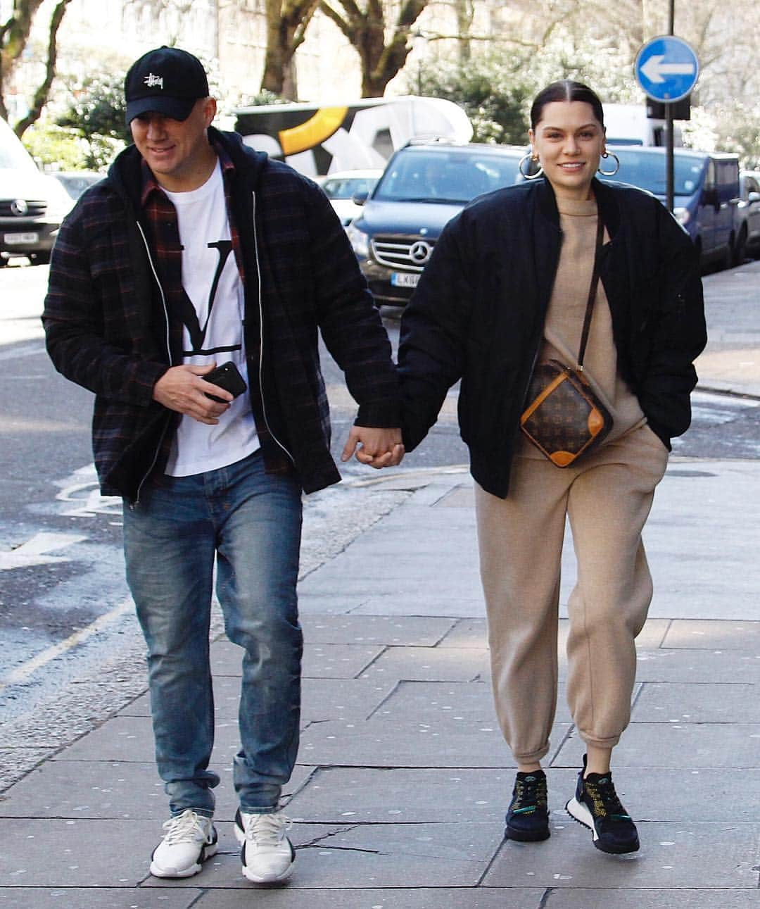 Just Jaredさんのインスタグラム写真 - (Just JaredInstagram)「@channingtatum and @jessiej are seen holding hands during a Thursday stroll in London.  #ChanningTatum #JessieJ Photo: Splash」3月14日 23時26分 - justjared