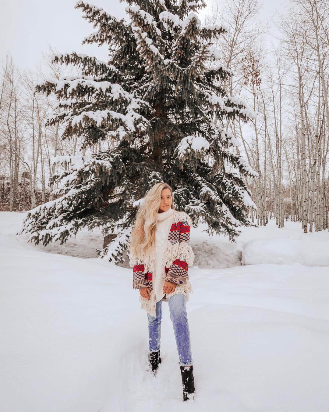 サシャ・カリスのインスタグラム：「Just call me Madame Lumberjack 🌲 @revolve ✨ . . . 📸 @jessicajanaephotography #parkcity #utah #snowphotography #ootd #fashionblogger #travelblogger #travelphotography」