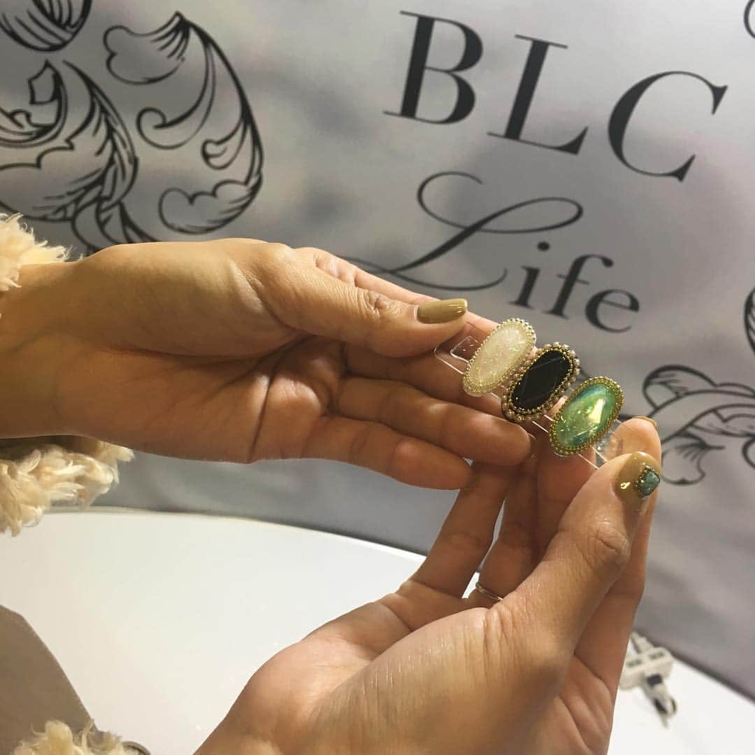 田辺さおりさんのインスタグラム写真 - (田辺さおりInstagram)「日本のイベントでもよくあるのですが台湾でも 制作したチップを見せてくださる方が！！ 本当に嬉しい😂  海外のイベントに出演するのは初めてなので不安があったのですが、知ってくれている人が多くて 日本のイベントに出てるのとあまり変わらない感じでした。 @lucutw  ルクジェル台湾のサンディさんの通訳も大ベテランの技術者なのでスムーズです。 今日は私以外ステージに上がらないので1本体験もそのままステージ上でデモしました。 ですので実質1日中ステージデモ。 明日も同じスケジュールになるので1日ステージでデモします。  タピオカミルクティー飲んで頑張ります〜〜(^○^) #国際美容化粧品展  #ルクジェル」3月14日 23時46分 - blcnailsalon_saoritanabe