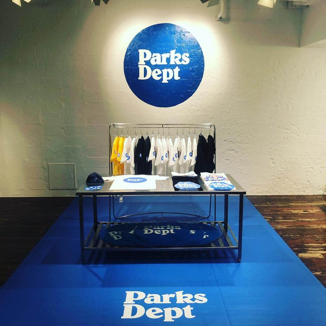 のインスタグラム：「・・・ PARKS DEPARTMENT POP-UP STORE at BEAMS T HARAJUKU  DATE:3.15(FRI)-3.24(SUN)  RECEPTIONPARTY 19:00-21:00 DJ:tokyovitamin  ニューヨークを拠点に様々なカルチャーコミュニティを形成し、インターネットラジオのコンテンツ発信やニューヨークの著名なブランドやアーティストとの繋がりから様々なイベントのオーガナ イズを行うなど、コレクティブなコミュニティレーベルとして活動する〈ParksDepartment〉。 彼らの初となるポップアップストアイベントをBEAMS T HARAJUKUにて3 月15日(金)より開催いたします。  イベント当日には東京のユースシーンを代表するコレクティブ集団の「tokyovitamin」を招いた、〈ParksDepartment〉らしいコンテンツ満載のレセプションパーティも開催。  @parksdept  @beams_t  @elmselms  @mingblingbling  @stretcharmstrong」
