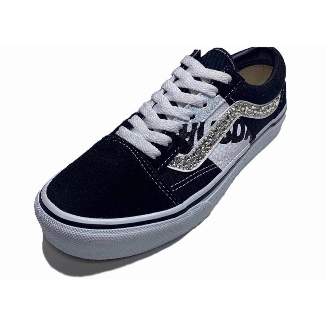 のインスタグラム：「質問があったので... サイズ感はVANSのOLDSKOOLを近くの靴屋さんでお手数ですが、履いて確かめて頂けると安心です😊  何の文字が書いてあるの？『Tuesday』です⭐️デザインを考えている時に、ローマ字にしたい！んー曜日にしたいな〜！私って何曜日に生まれたんだろう？って調べました🔍意味が欲しくて...🙋‍♀️ . 今回縁もあり私『石田佳蓮』が考案したデザインをカスタムブランド『STuREET』さんとコラボでカスタムスニーカーを出して頂くことになりました〜！！！ . 使用するベースはVANS OLDSKOOLになります☆ 男女共に履けるサイズでお出しするという事ですので有難いです！！ . お値段もわがまま言って【アイドリング!!! 『28号』】だった私の数字に合わせて¥28,000(税込) にしてもらいました笑 . 更に！！！ 今回はご購入頂いた方に元アイドルらしく『生写真(チェキ)メッセージ付き』を同梱させて頂きます☆ . . 《デザイン仕様》 STuREETさんの代名詞でもあるランダムに貼られたスワロフスキーはもちろん！ 帯状に跨いだホワイトラインにフォントをあしらったデザインとなります . . . ⚠️今月中の期間限定受注生産品の為、お早めにお申し付け下さい！！ この機を逃すと買えないので必ずゲットして下さい！ 宜しくお願い致します😊❤️ . 注）ご購入頂く際、本商品の販売ページに記載されている注意事項、サイトのABOUTのページをお読み頂いた上で購入を進めて頂きます様宜しくお願い致します. . －－－－－－≪期間限定 受注販売 ≫ －－－－－－ . 「 STuREET × 石田佳蓮 」  STuREET Special CUSTOM SNEAKERS . 商品名：STuREET SP(VANS OLDSKOOL) ［karen Ishida ver.］ 受付開始日：3月14日(木) 10時～ 受付終了日：3月31日(日) ～24時迄 . サイズ：22.0～31.0cm 配送料：¥1,200-(本土、離島一律) . 販売価格：¥28,000-(税込) . . . 《購入可能サイト》 https://customshoes.thebase.in/ . －－－－－－－－－－－－－－－－－－－－－－ . . #stureet #stureetspecial #special #new #collaboration #sneaker #fashion #fashionista #ishidakaren #スペシャル #コラボレーション #限定 #ファッション #スニーカー #スニーカーコーデ #期間限定 #アイドリング #メンズファッション #レディースファッション #石田佳蓮 #モデル #カスタム #カスタムスニーカー #スニーカー好きな人と繋がりたい #おしゃれさんと繋がりたい」