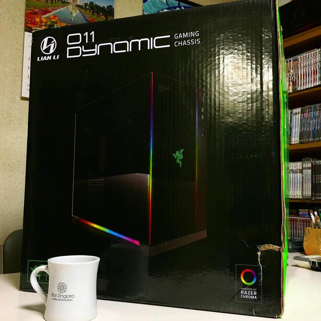 森田繁のインスタグラム：「新PCの箱。 ででで、でーかいーーー。 果たして今週末に設置できるであろうか？？？」