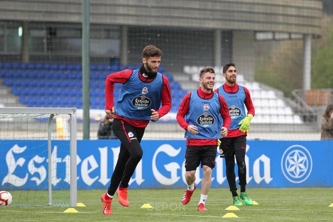 デポルティーボ・ラ・コルーニャさんのインスタグラム写真 - (デポルティーボ・ラ・コルーニャInstagram)「Nuevo entrenamiento de recuperación mental y física para el #Dépor  Esta mañana, 3 futbolistas de los que llevan más minutos en las piernas realizaron en el gimnasio un trabajo específico: Edu Expósito, Pablo Marí y Quique González.  El resto de la plantilla, además de los porteros fabrilistas Álex Cobo y Pedro López, continuaron el trabajo en esta semana de recuperación también mental.  Dos tercios del entrenamiento, sobre 45 minutos, estuvieron dedicados a calentamiento, rondos y juegos técnicos de habilidad, con los futbolistas divididos en 4 equipos.  Un torneo de partidos en espacio reducido, de alta intensidad; y un último juego de lanzamientos de córners directos pusieron el punto y final al trabajo sobre el césped.  Están al margen del grupo Krohn-Dehli, Nahuel y Carlos Fernández, este a las órdenes del readaptador, Fran Molano.  Mañana viernes, #osnosos se entrenarán de nuevo a las 11:00 horas en #Abegondo. Será la última sesión de esta semana sin competición oficial en #LaLiga debido al partido que no se jugará en Reus.」3月14日 23時37分 - rcdeportivo