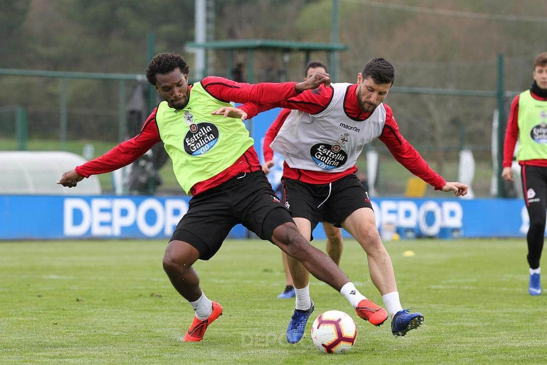 デポルティーボ・ラ・コルーニャさんのインスタグラム写真 - (デポルティーボ・ラ・コルーニャInstagram)「Nuevo entrenamiento de recuperación mental y física para el #Dépor  Esta mañana, 3 futbolistas de los que llevan más minutos en las piernas realizaron en el gimnasio un trabajo específico: Edu Expósito, Pablo Marí y Quique González.  El resto de la plantilla, además de los porteros fabrilistas Álex Cobo y Pedro López, continuaron el trabajo en esta semana de recuperación también mental.  Dos tercios del entrenamiento, sobre 45 minutos, estuvieron dedicados a calentamiento, rondos y juegos técnicos de habilidad, con los futbolistas divididos en 4 equipos.  Un torneo de partidos en espacio reducido, de alta intensidad; y un último juego de lanzamientos de córners directos pusieron el punto y final al trabajo sobre el césped.  Están al margen del grupo Krohn-Dehli, Nahuel y Carlos Fernández, este a las órdenes del readaptador, Fran Molano.  Mañana viernes, #osnosos se entrenarán de nuevo a las 11:00 horas en #Abegondo. Será la última sesión de esta semana sin competición oficial en #LaLiga debido al partido que no se jugará en Reus.」3月14日 23時37分 - rcdeportivo