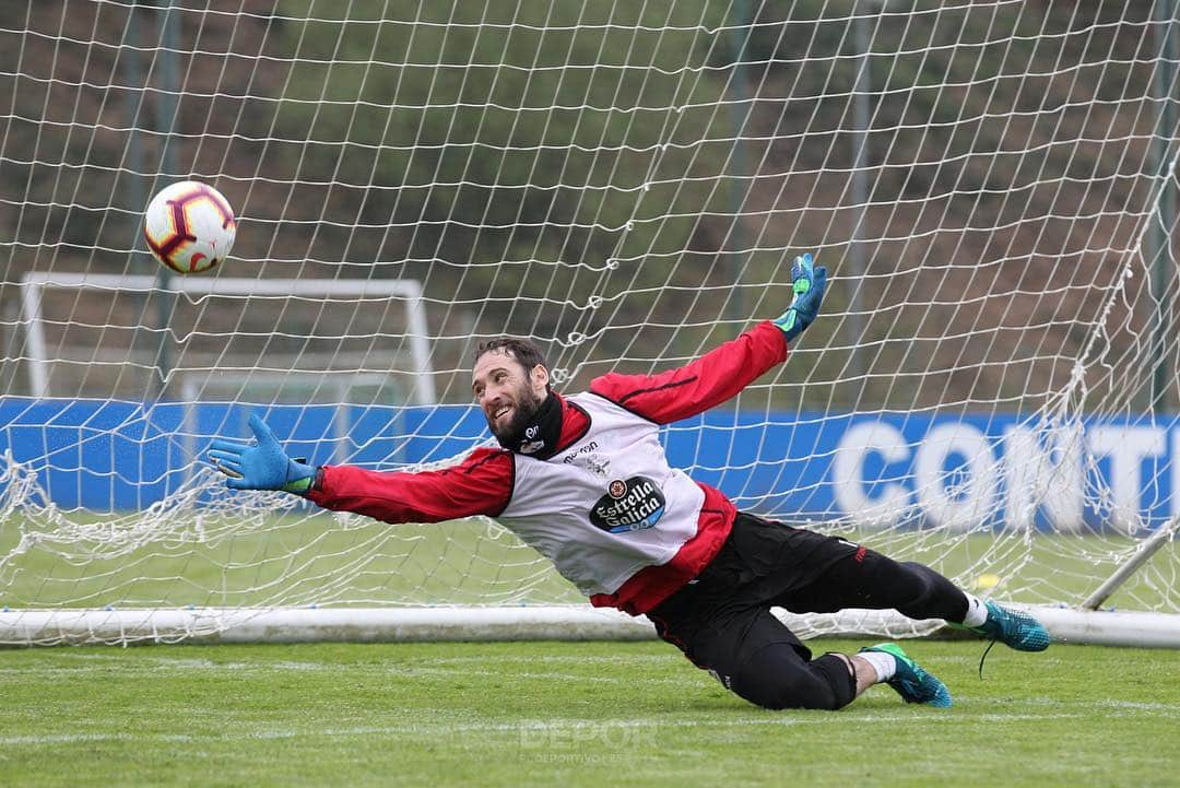 デポルティーボ・ラ・コルーニャさんのインスタグラム写真 - (デポルティーボ・ラ・コルーニャInstagram)「Nuevo entrenamiento de recuperación mental y física para el #Dépor  Esta mañana, 3 futbolistas de los que llevan más minutos en las piernas realizaron en el gimnasio un trabajo específico: Edu Expósito, Pablo Marí y Quique González.  El resto de la plantilla, además de los porteros fabrilistas Álex Cobo y Pedro López, continuaron el trabajo en esta semana de recuperación también mental.  Dos tercios del entrenamiento, sobre 45 minutos, estuvieron dedicados a calentamiento, rondos y juegos técnicos de habilidad, con los futbolistas divididos en 4 equipos.  Un torneo de partidos en espacio reducido, de alta intensidad; y un último juego de lanzamientos de córners directos pusieron el punto y final al trabajo sobre el césped.  Están al margen del grupo Krohn-Dehli, Nahuel y Carlos Fernández, este a las órdenes del readaptador, Fran Molano.  Mañana viernes, #osnosos se entrenarán de nuevo a las 11:00 horas en #Abegondo. Será la última sesión de esta semana sin competición oficial en #LaLiga debido al partido que no se jugará en Reus.」3月14日 23時37分 - rcdeportivo