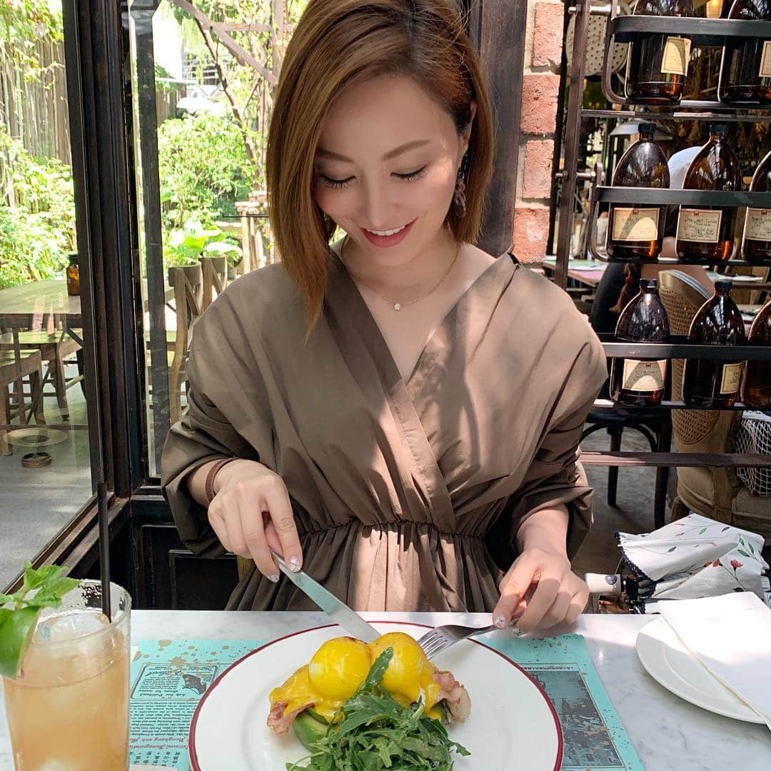 のインスタグラム：「KARMAKAMET（カルマカメット） @karmakametdiner 📍プロンポン  ミーティング後のランチ🍽 取引先の社長さんと。  お店は私のリクエスト。 来週から一時帰国なので、その前にどーしても来たかった。なぜかと言うと、カルマカメットでお土産を買いたかったのだ。  とは言え、このお店の木漏れ日感が大好きで、よくランチをしてる戸田です(^^) この日はアボカド🥑のエッグベネディクト。新鮮アボカドにカリカリベーコン🥓絶妙なエッグ🥚のトロトロ感。  完璧としか言いようがないのです！今度はパスタも食べてみたいな♫  #バンコク #bangkok #バンコク生活 #バンコクライフ #バンコクグルメ #バンコクカフェ #バンコク暮らし #バンコク子育て  #cafe #カフェ #ママ#ママライフ #海外移住 #海外移住シングルマザー #シングルマザー#シングルマザーの子育て #タイ在住#タイ駐在 #バンコク旅行 #バンコクカフェ #バンコクカフェ巡り #バンコク駐在妻 #バンコク駐妻 #起業 #起業#起業家ママ #起業ママと繋がりたい」