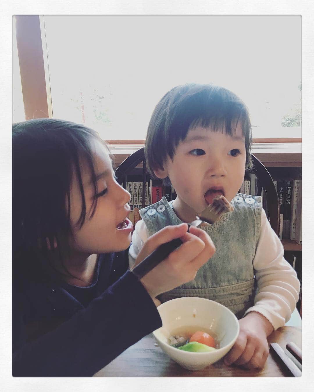 渡辺有子さんのインスタグラム写真 - (渡辺有子Instagram)「お母さんのおいしいごはん食べて、 一緒に寝て、 ピアノを弾いて、 坂道のぼって。  いい家族だなぁ。」3月14日 23時41分 - yukowatanabe520