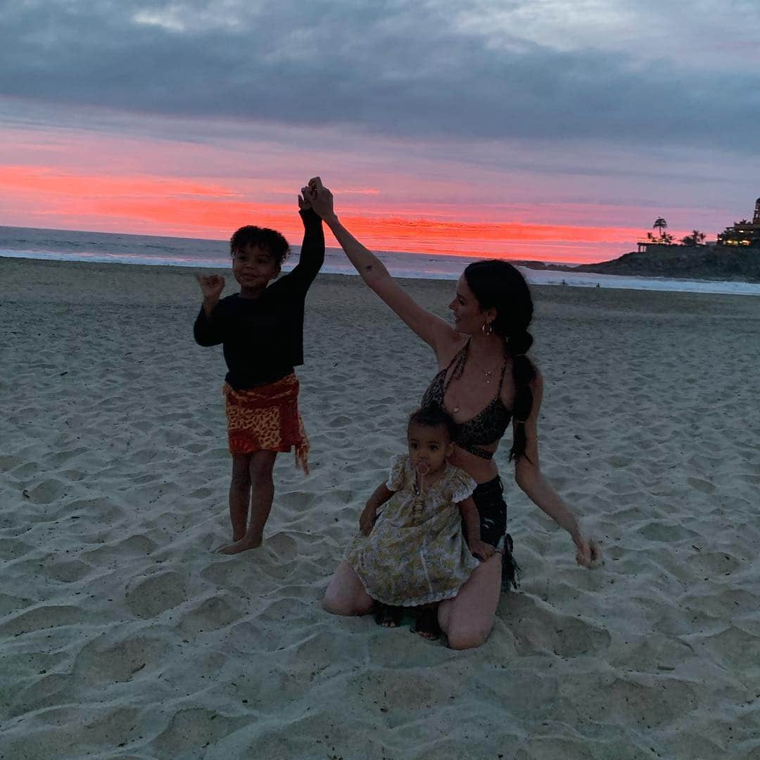 ニコール・トルンフィオさんのインスタグラム写真 - (ニコール・トルンフィオInstagram)「Sunsets 🌅 and sarongs with the people I love the most 😍💗🙏🏼」3月14日 23時43分 - nictrunfio