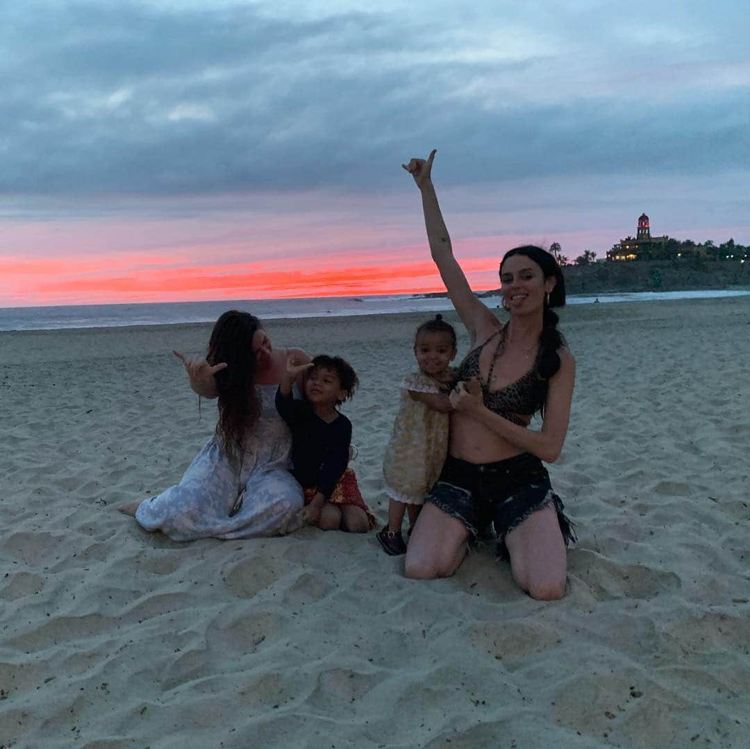 ニコール・トルンフィオさんのインスタグラム写真 - (ニコール・トルンフィオInstagram)「Sunsets 🌅 and sarongs with the people I love the most 😍💗🙏🏼」3月14日 23時43分 - nictrunfio