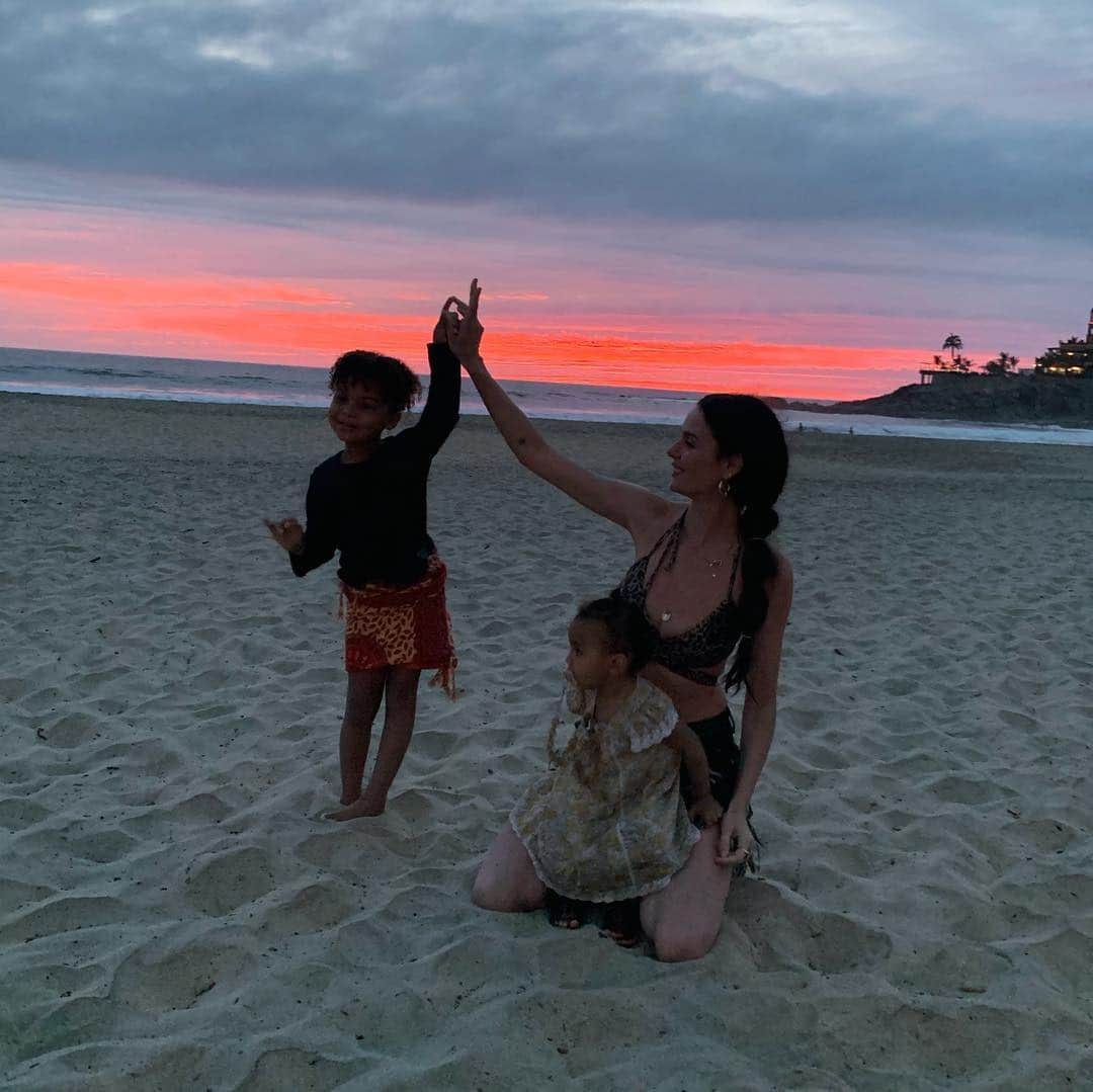 ニコール・トルンフィオさんのインスタグラム写真 - (ニコール・トルンフィオInstagram)「Sunsets 🌅 and sarongs with the people I love the most 😍💗🙏🏼」3月14日 23時43分 - nictrunfio