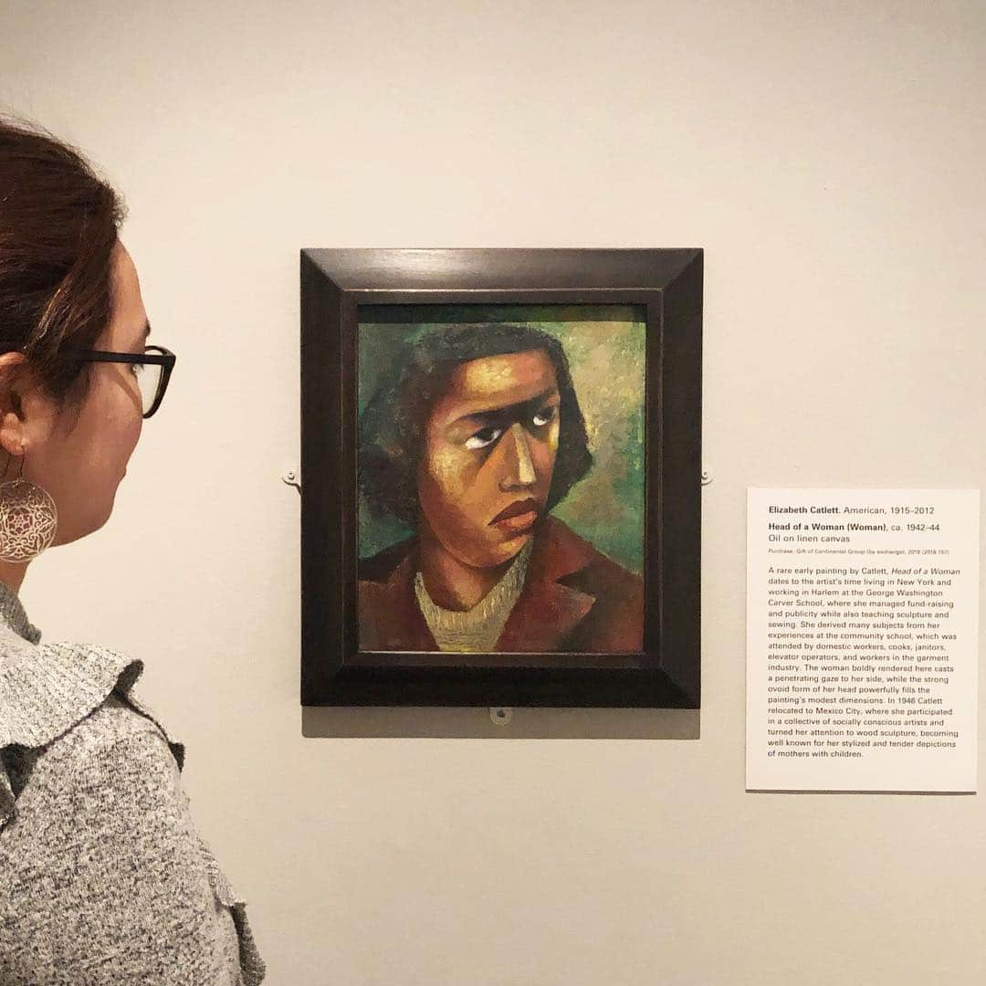 メトロポリタン美術館さんのインスタグラム写真 - (メトロポリタン美術館Instagram)「This rare early painting by #ElizabethCatlett dates to the artist’s time living in New York and working in Harlem at the George Washington Carver School, where she managed fundraising and publicity while also teaching sculpture and sewing. She derived many subjects from her experiences at the community school, which was attended by domestic workers, cooks, janitors, elevator operators, and workers in the garment industry. The woman boldly rendered here casts a penetrating gaze to her side, while the strong ovoid form of her head powerfully fills the painting’s modest dimensions. #WomensHistoryMonth #TheMet⁣ ____⁣ Artwork: Elizabeth Catlett (American and Mexican, 1915–2012). Head of a Woman (Woman), 1942–44. Oil on canvas.」3月14日 23時43分 - metmuseum