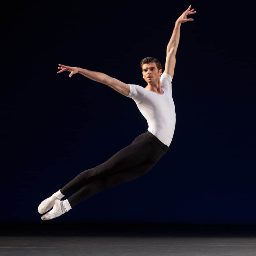 のインスタグラム：「Eighteen New York City Ballet (@nycballet) dancers will grace our Marron Atrium this Saturday, March 16–Monday, March 18 with excerpts from landmark works created by George Balanchine, the legendary choreographer who cofounded New York City Ballet with #LincolnKirstein in 1948. Join us for daily performances at 12 noon and 3 p.m. Free with Museum admission—seating is limited and available on a first-come, first-served basis. Learn more: mo.ma/nycb (link in bio) ... [Credit: Peter Walker in George Balanchine’s “Agon.” Photo: Erin Baiano]」