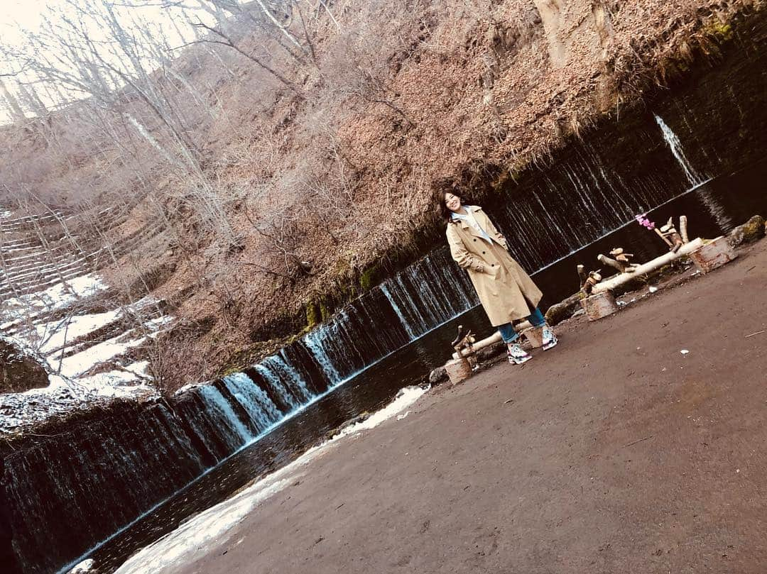 岩﨑名美さんのインスタグラム写真 - (岩﨑名美Instagram)「白糸の滝🏔🍂 お洋服どこのですか？と聞かれたので、タグ付けしておきます🤫  #白糸の滝  #軽井沢  #まだ雪がある  #旅」3月14日 23時45分 - nami_iwasaki