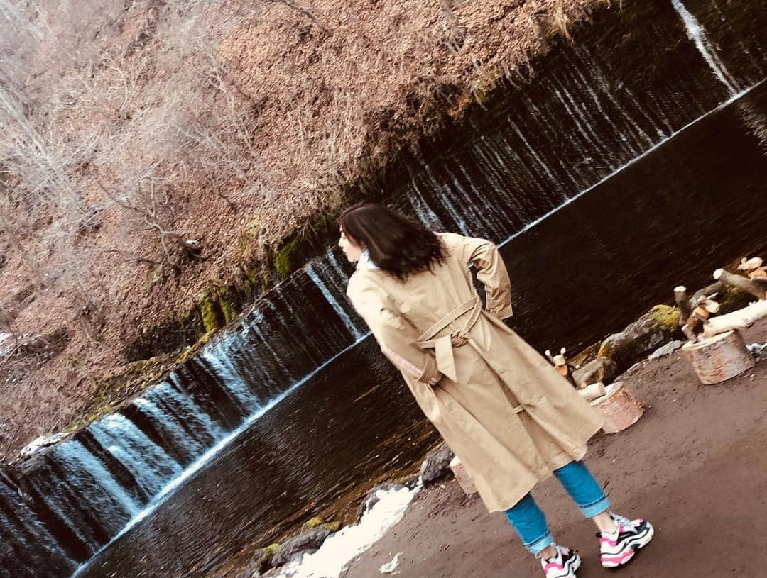 岩﨑名美さんのインスタグラム写真 - (岩﨑名美Instagram)「白糸の滝🏔🍂 お洋服どこのですか？と聞かれたので、タグ付けしておきます🤫  #白糸の滝  #軽井沢  #まだ雪がある  #旅」3月14日 23時45分 - nami_iwasaki