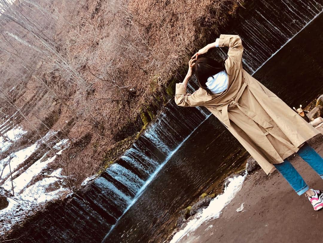 岩﨑名美さんのインスタグラム写真 - (岩﨑名美Instagram)「白糸の滝🏔🍂 お洋服どこのですか？と聞かれたので、タグ付けしておきます🤫  #白糸の滝  #軽井沢  #まだ雪がある  #旅」3月14日 23時45分 - nami_iwasaki