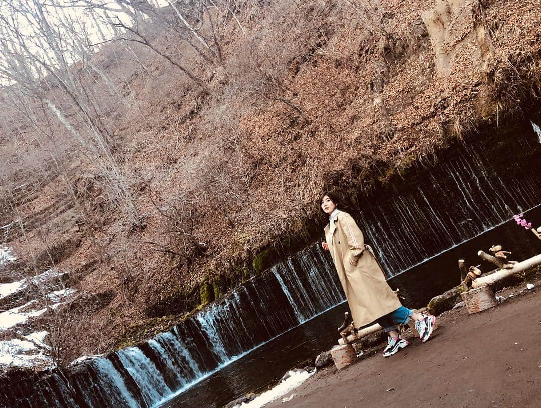 岩﨑名美さんのインスタグラム写真 - (岩﨑名美Instagram)「白糸の滝🏔🍂 お洋服どこのですか？と聞かれたので、タグ付けしておきます🤫  #白糸の滝  #軽井沢  #まだ雪がある  #旅」3月14日 23時45分 - nami_iwasaki