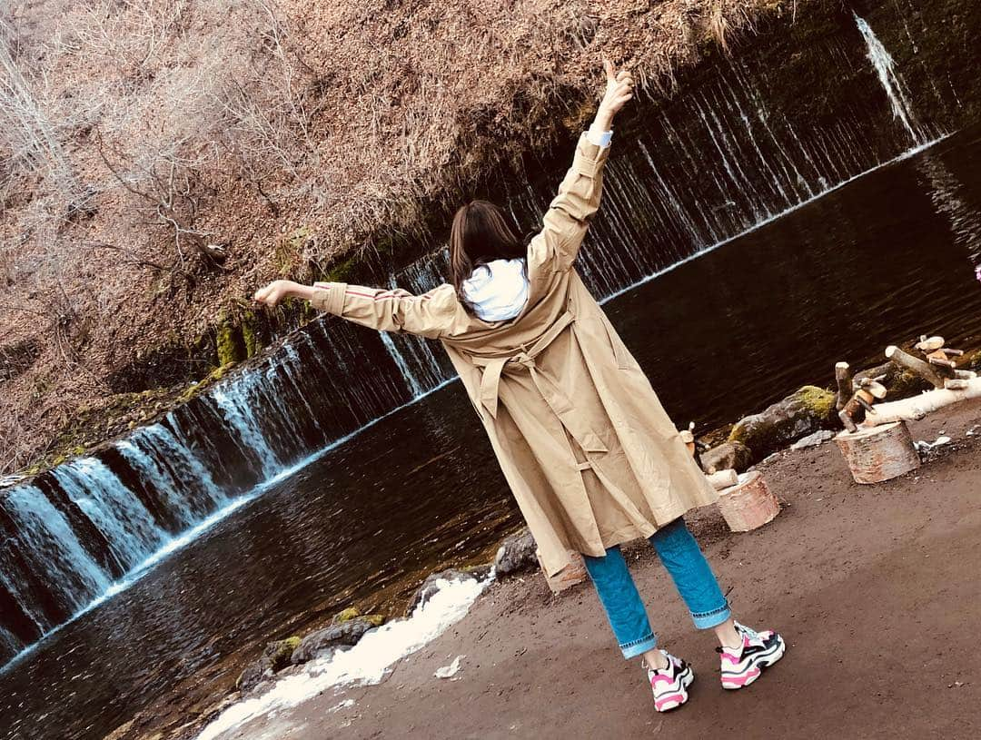 岩﨑名美さんのインスタグラム写真 - (岩﨑名美Instagram)「白糸の滝🏔🍂 お洋服どこのですか？と聞かれたので、タグ付けしておきます🤫  #白糸の滝  #軽井沢  #まだ雪がある  #旅」3月14日 23時45分 - nami_iwasaki