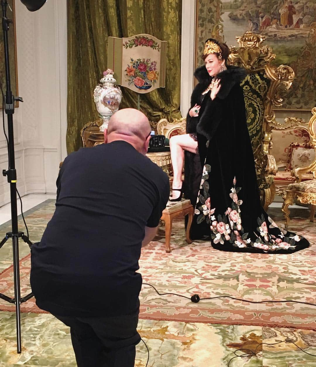 ジェニファー・ティリーさんのインスタグラム写真 - (ジェニファー・ティリーInstagram)「#TBT  Behind the scenes filming for #DomenicoDolce’s new book  #Queens. 👸🏻 #dgqueensaltamoda」3月14日 23時58分 - jennifertilly