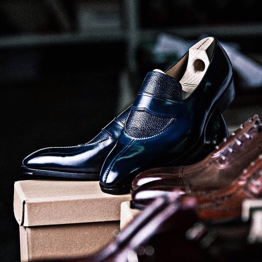 のインスタグラム：「Discover our vast range of possibilities & variations with our State Of The Art Online Configurator.  Beginn the journey of creating your personal pair and take your time to discover all the details that make each Saint Crispin's unique.  After you completed your order, we will personally get in touch with you to make sure everything is made to your liking & satisfaction. If you need any assistance with our MTO programm, please don't hesitate to contact us anytime.  #saintcrispins #handwelted #forgentlemenonly #masculinerefinement #forthediscerningfew #shoeporn #madetoorder #shoesarelife」
