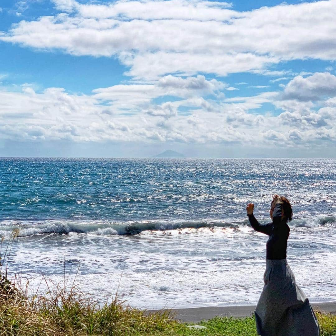 楊原京子さんのインスタグラム写真 - (楊原京子Instagram)「下田で目に焼きつけた春の海の色。河津桜。桜茶の香り🌸🍵 ・ ・ ・ #この星は美しい #静岡 #伊豆半島 #下田 #気温 #19度 #春の海 #海の色 #コバルトブルー #日本の四季 #shizuoka #shimoda #azul #sakura #playa #桜 #🌸#楊原京子」3月14日 23時58分 - kyoko.yanagihara