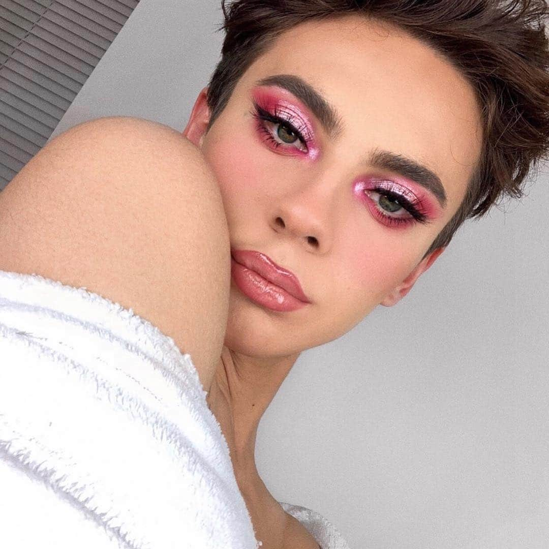 Kylie Cosmeticsさんのインスタグラム写真 - (Kylie CosmeticsInstagram)「LOVING this soft glam look ON @ryanbpotter using our VALENTINE PALETTE 💕💘 The Valentine palette will be back in stock tomorrow on kyliecosmetics.com!」3月14日 23時50分 - kyliecosmetics