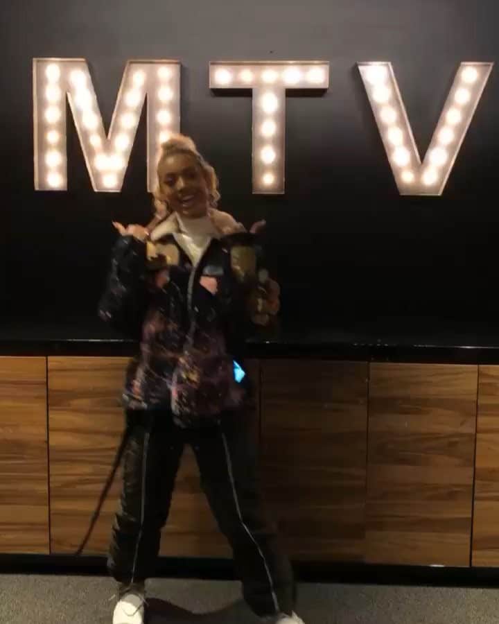 のインスタグラム：「Spotted an irl angel in the building 💖 @iamdanileigh」