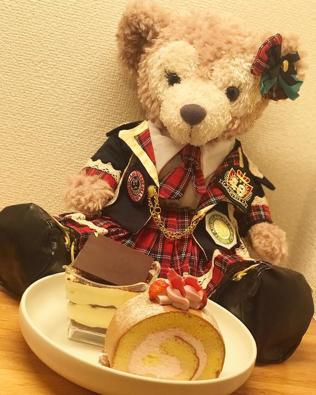 村瀬葵のインスタグラム：「・ Happy White Day🧸🍰🍫🌸 ❤︎cuuuuuuute❤︎ ・ #Happy #whiteday #cute #0314 #shelliemay #disney #dress #cake #delicious #シェリーメイ #着せ替え #可愛い #ケーキ #さくらロール #ティラミス #ホワイトデー  #懐かしの衣装 #akb48 #言い訳maybe」