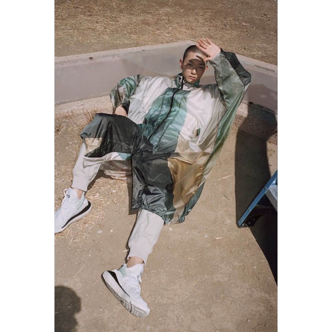 ワイスリーのインスタグラム：「Y-3 Sailing Poncho and Y-3 KUSARI II Y-3 Spring Summer 2019. 📷: @angelopennetta Styling: @haleywollens --- #adidas #Y3 #YohjiYamamoto #KUSARI Discover the collection at Y-3.com」