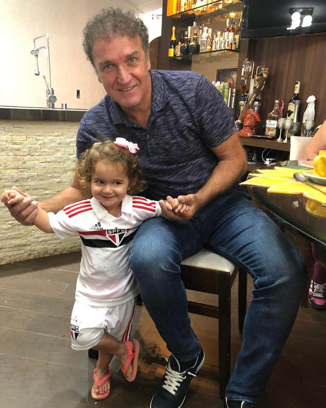 São Paulo FCさんのインスタグラム写真 - (São Paulo FCInstagram)「Tem avô orgulhoso com a netinha Eloah entrando no clima do Tricolor! 😍🇾🇪」3月15日 0時03分 - saopaulofc